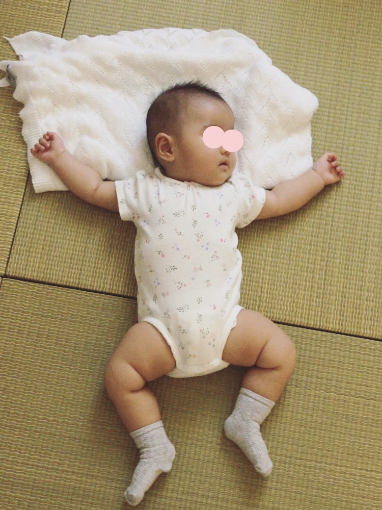 畳の上で寝ている赤ちゃん